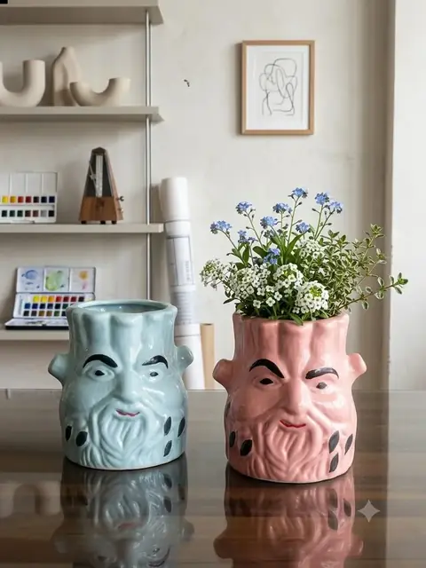 Sculptural pot — HV-STA-002, H 18 × D 10 cm
